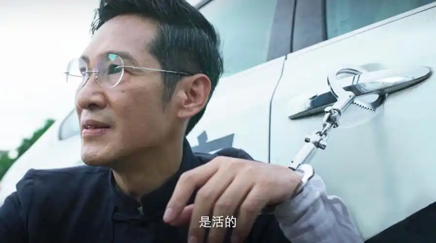 王劲松给自己佩戴了一副无框眼镜,他说林耀东是个大毒枭,这个眼镜