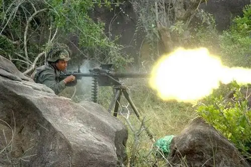 重机枪开火瞬间