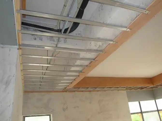 轻钢龙骨吊顶,顾名思义就是使用轻钢龙骨做框架,在上方覆上石膏板做成