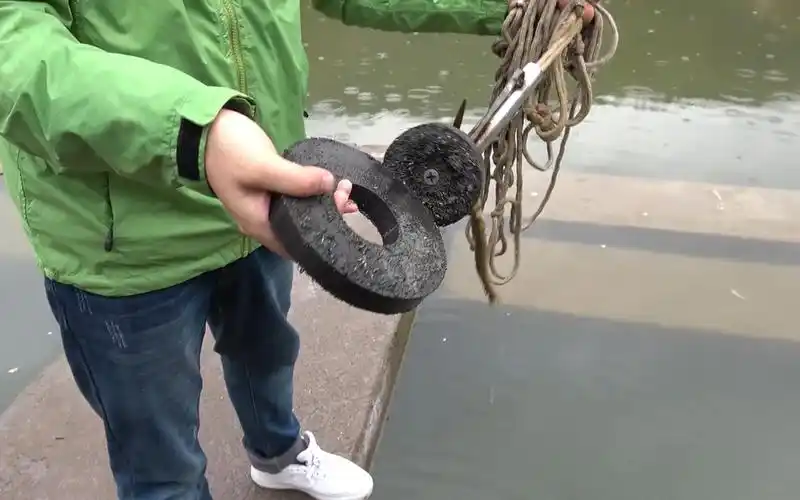 第一次用强磁到池塘打捞上来一块巨大磁铁,小伙伴们开心坏啦