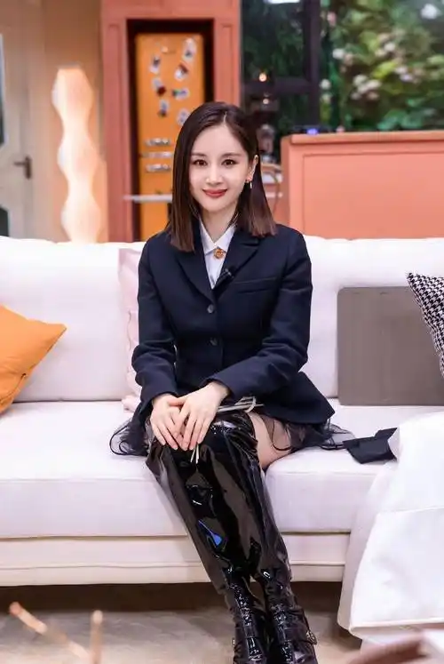 王子文真不愧是衣架子,穿all black造型走机场,看着有170cm高_女明星