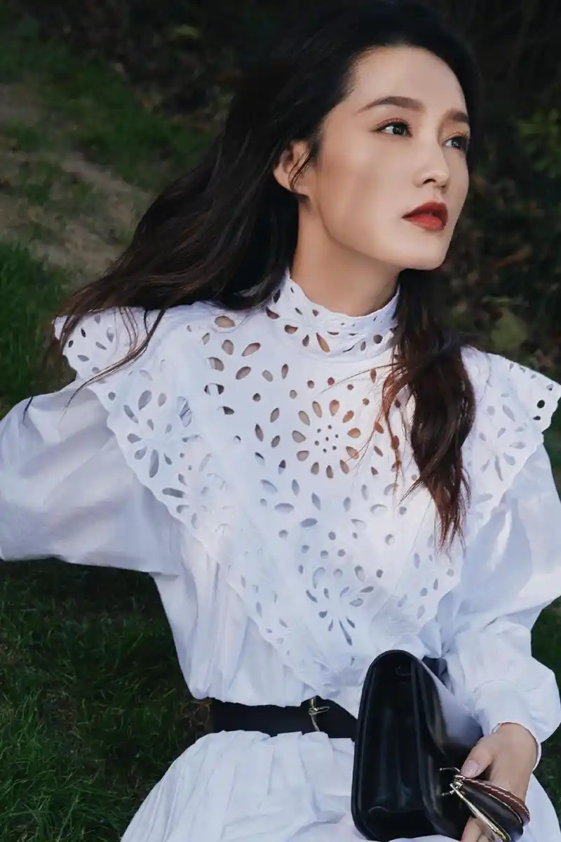 李沁写真大片曝光 妆容精致气质优雅