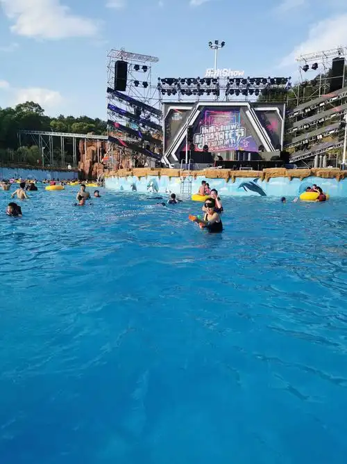 暑假补习班结束了,妈妈就带着我来长沙乐水魔方水上乐园,真的超级好玩