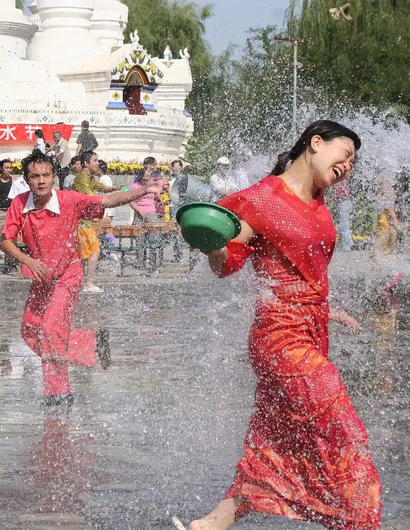 傣族泼水节是中国云南省傣族地区的传统节日,通常在每年农历三月拘行
