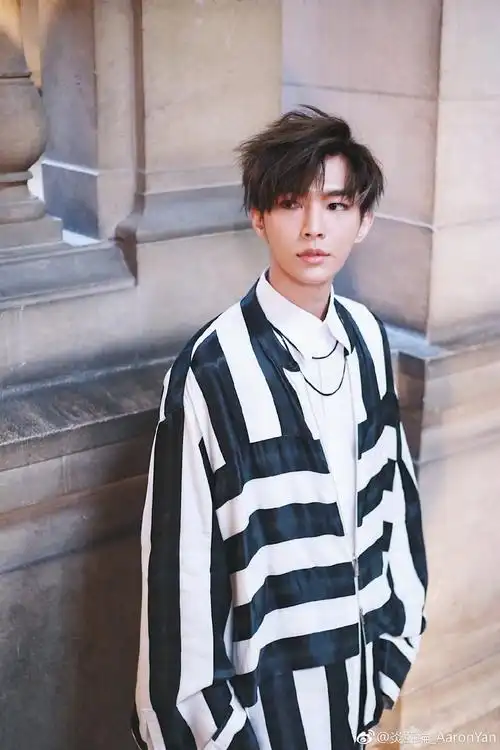 34岁炎亚纶新造型亮相!男人穿这样一身原宿风,跟谁合影都不怕_发型
