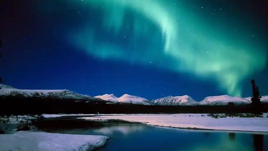 高山大海极光壁纸