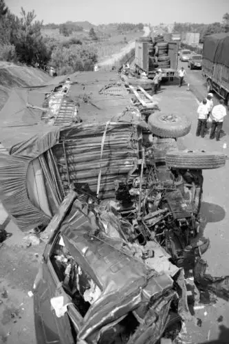 沪昆高速上饶段发生连环相撞17人死亡