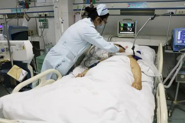 (图为王奶奶在icu继续接受治疗)