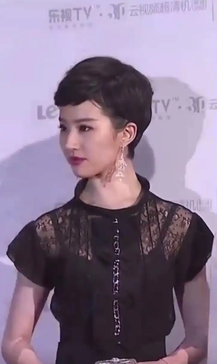刘亦菲 罕见短发造型亮相,相比长发别有一番风味,你喜欢这个造型吗?