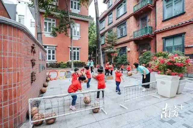 在建设六马路小学"大手拉小手,童绘上学路"活动上,小朋友们发挥丰富