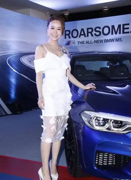 黄心颖高调复工身穿白色连衣裙时尚别致笑容甜美心情大好