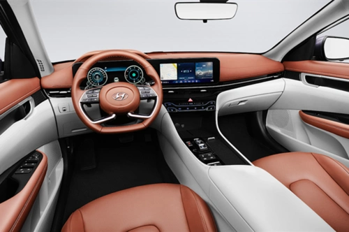 内饰部分,全新一代名图使用了现代最新的造型风格,双联屏的设计拥有着