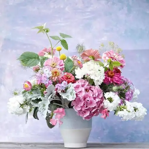 优雅与浪漫:法式瓶花插花集