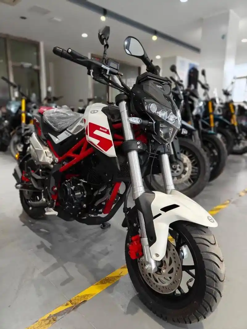 贝纳利小暴龙tnt125 20.8月出厂,全新车,没有加油通电!手续齐全!