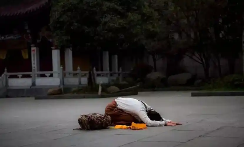 认为,一切众生皆有不同程度的罪孽,根据佛教仪规,必须在佛前表示忏悔