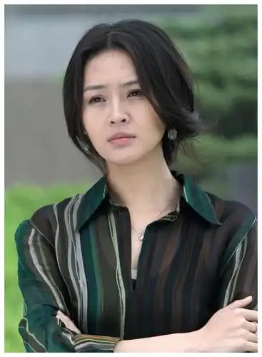 如今女儿长大,她又开始逐渐回归演艺圈,在电视剧《我的前半生》中也有