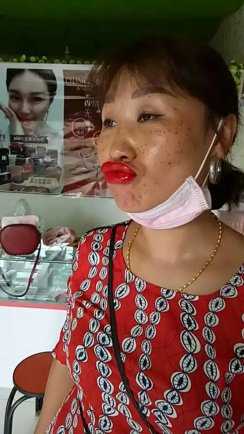 老铁们进来看看这性感的大嘴唇子火了