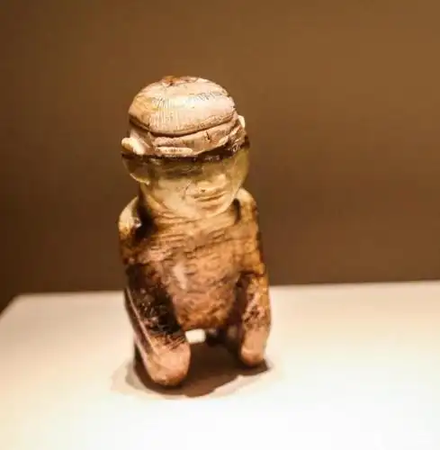 妇好墓中跪姿的玉人,不是侍从,而是身份非凡,下御猛虎的王者