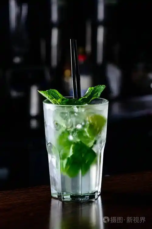 酒吧柜台上的冷鲜莫吉托鸡尾酒