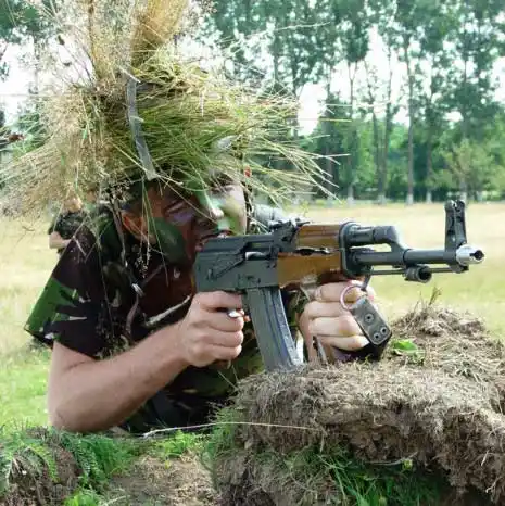 图文罗马尼亚士兵使用仿制型ak47步枪