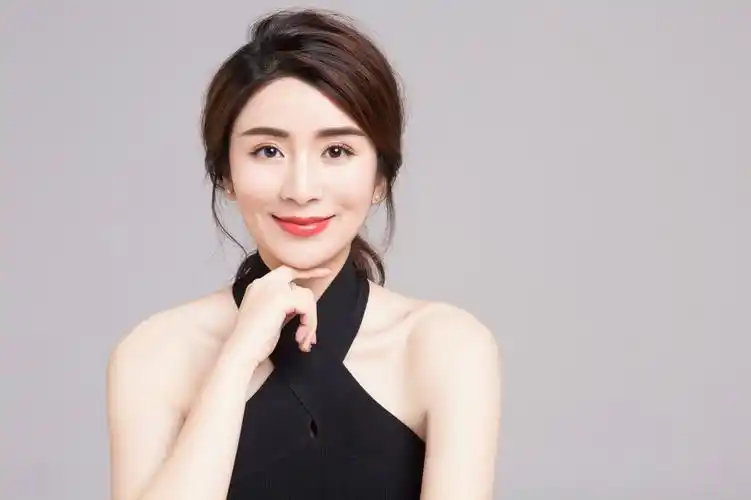 刘庭羽新剧开播气质如兰演绎女主播