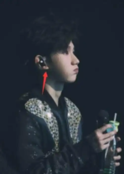 有一种耳垂叫王源的耳垂,人家都是平的,他的却一个劲地往上翘