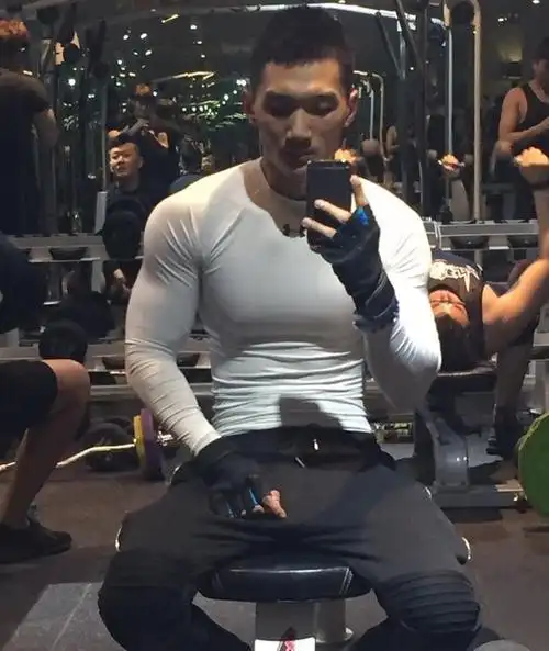 帅气的健身教练打造出棱角分明的肌肉性感的人鱼线很抢眼