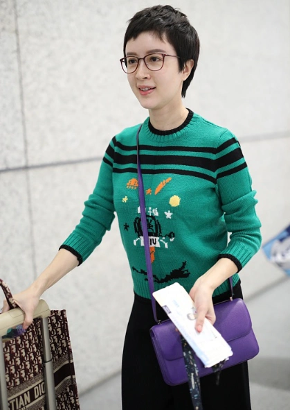 45岁金巧巧好嫩,穿绿色卡通毛衣像小孩子,素颜出镜超自信