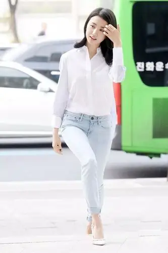 还有边路球员李青龙的妻子朴河宣,穿着最容易"暴露"文胸的白衬衫