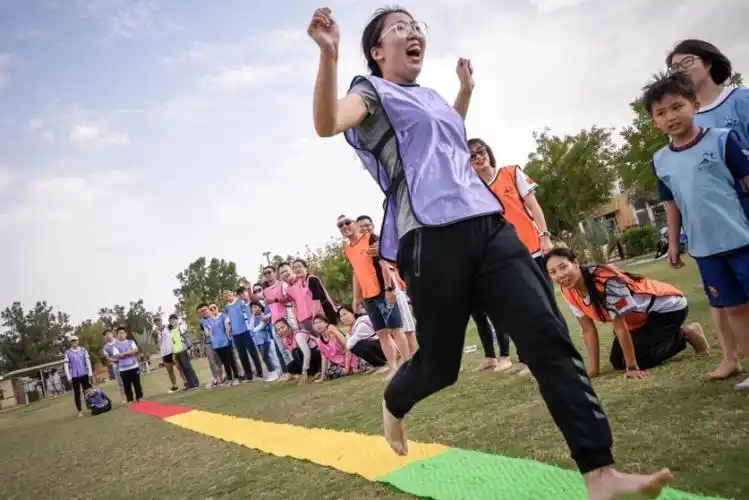 写美篇比赛开始前,组委会成员,派出了俪队体验赤足站在指压板上,小编