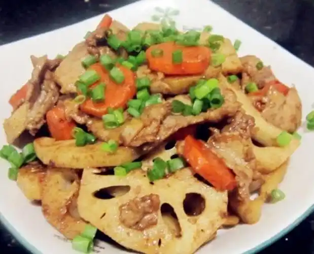 p>莲藕炒肉片,是以莲藕,猪里脊肉为原料制作的一道菜品. /p>