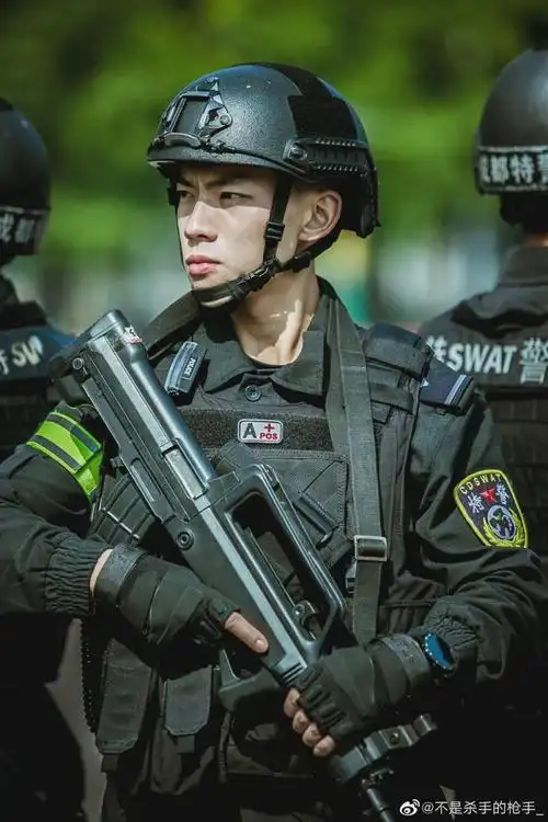 白敬亭新剧原型90后中国特警又帅又温柔3亿女生在线喊老公