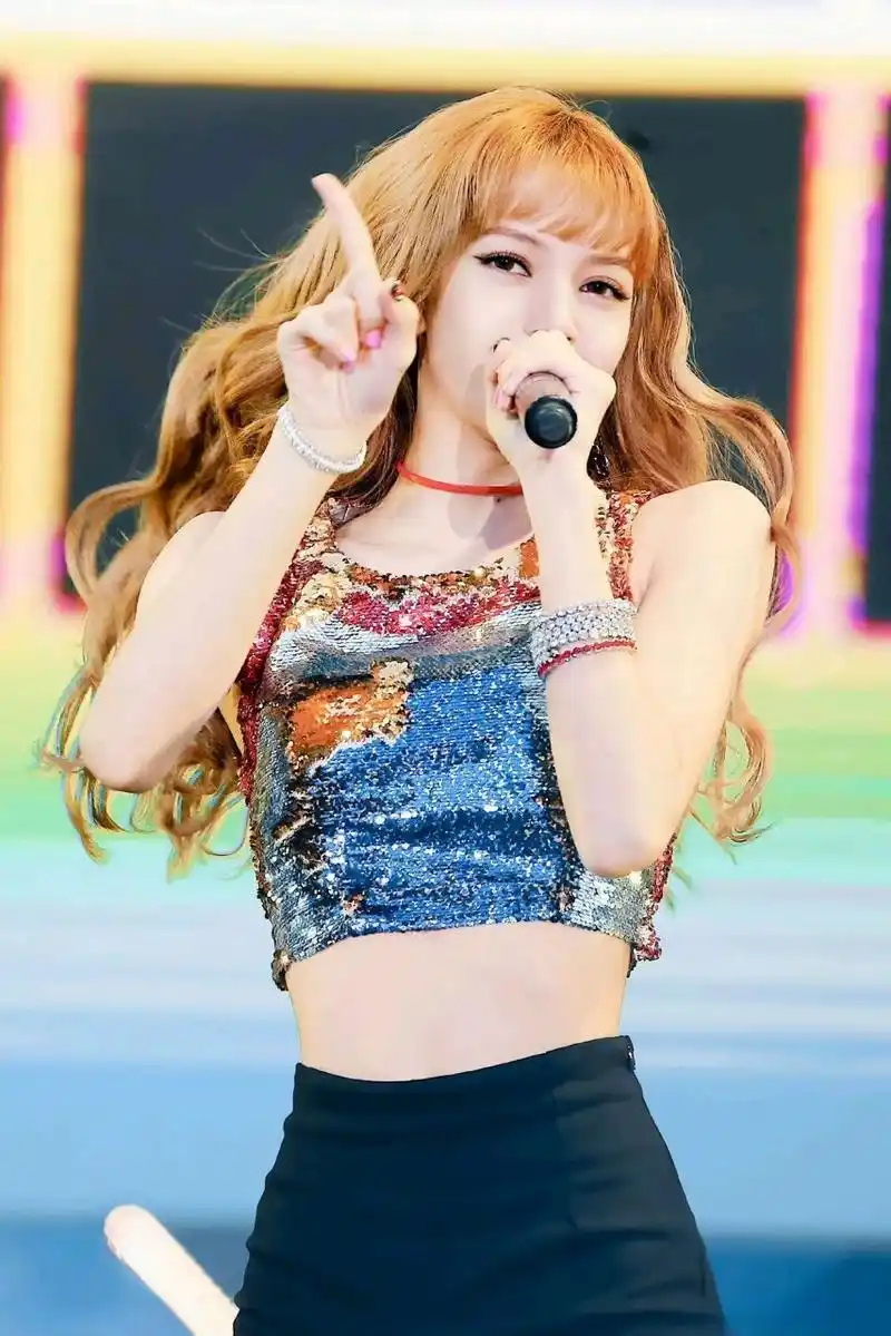 人间芭比lisa,这身材和颜值美哭了,舞台表现也太出色了#一眼沦陷