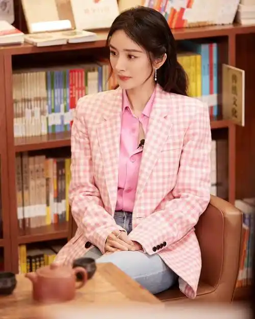 杨幂不愧是"私服女王",穿搭可日常可职场,俏皮与干练并存_衬衫_时尚
