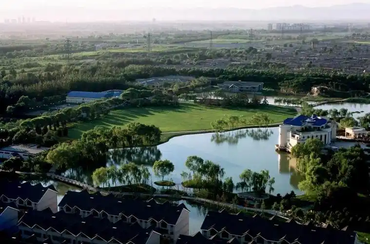 紫玉山庄大型住客会所提供各项休闲设施,多采多姿的生活享受,尽在举步