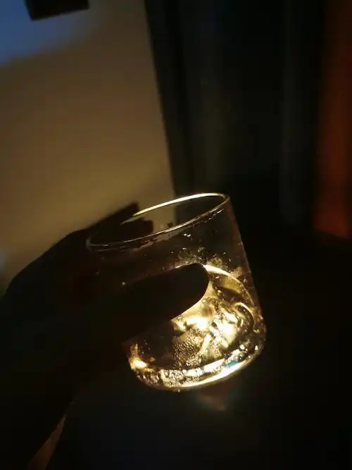 端起的酒杯为了庆祝还是惆怅