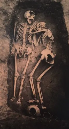 男女合葬墓,甘肃永靖秦魏家地区齐家文化墓. 来自十相自在灵生 - 微博