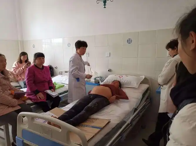 产科医生为孕妇产检