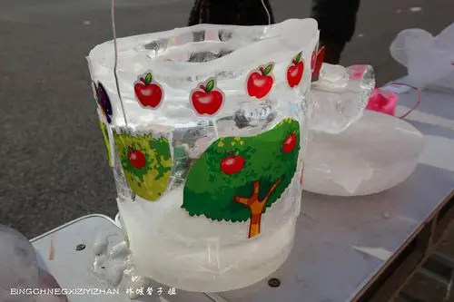 15,孩子们自己动手做的冰灯