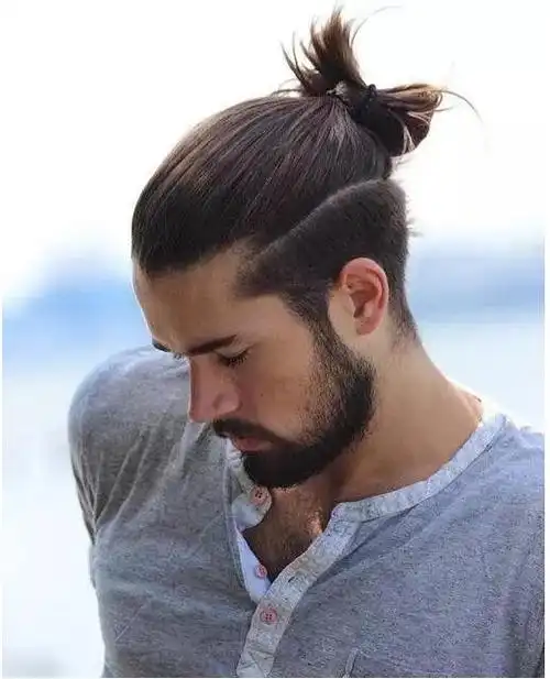 发型| 用长发扎出男士专有的——man bun