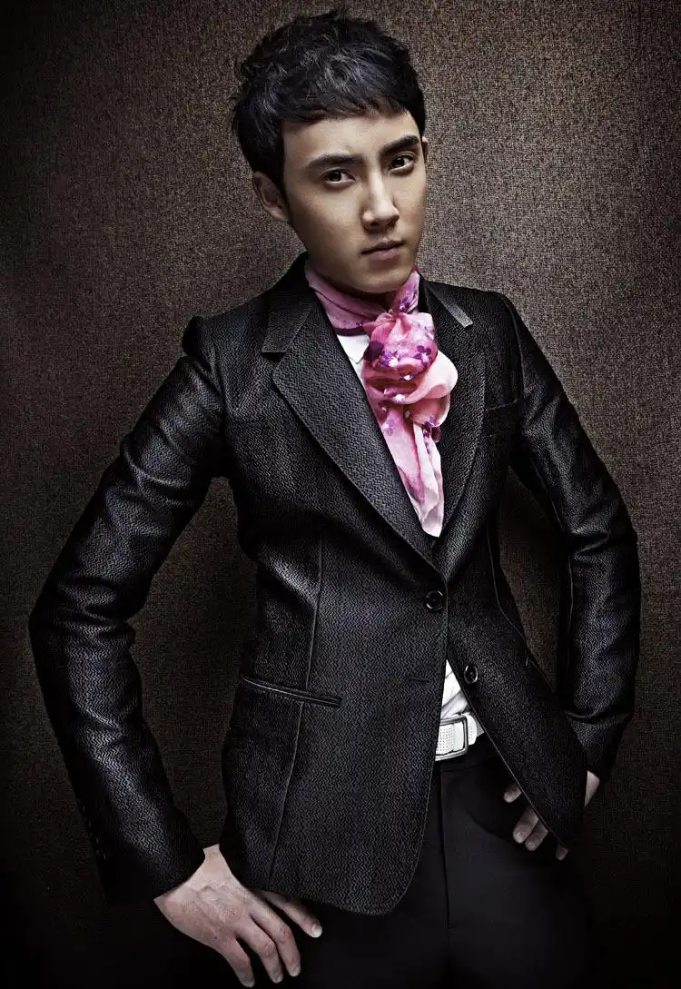 新浪娱乐讯 近日,张睿曝光一组复古风西装写真,变身气质型男尽显沉稳