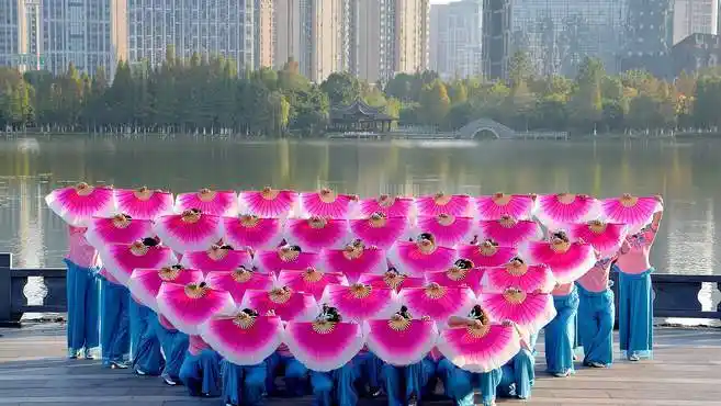 张也一首《幸福中国一起走》赞美祖国,队形扇子舞演绎令人振奋-舞蹈