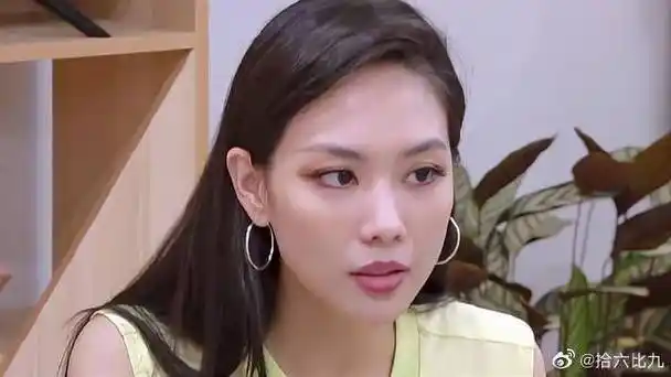 王霏霏用亲身经历教导万茜记忆歌词,看上去就头大