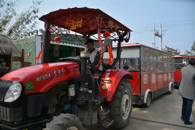 倒盏村拖拉机旅行车.
