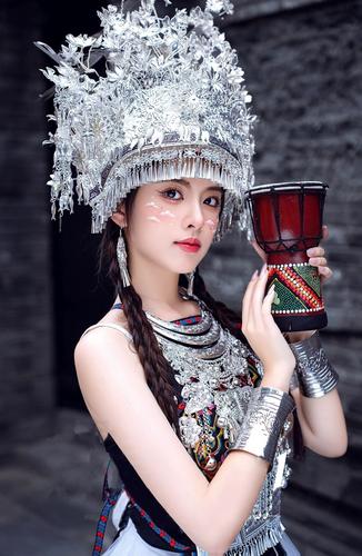 新款显瘦苗族服装女套装民族风头饰项圈舞台演出旅拍摄影婚纱服饰