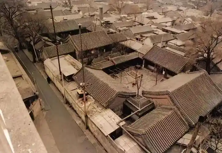 例如,老北京的四合院,还有就是普通百姓住的大杂院.院:平民住的宅子.