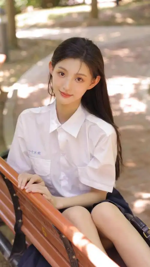 元气单纯萌妹子校服户外迷人写真