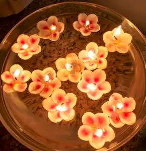 祭奠蜡烛漂浮图片