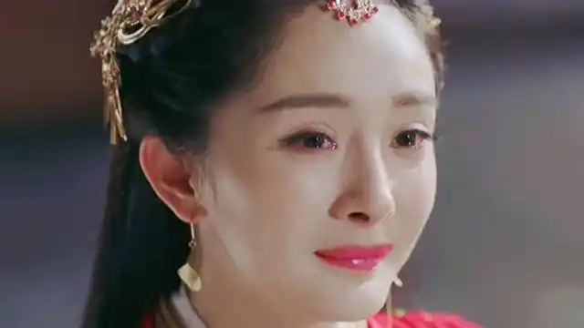 来看看杨幂的哭戏,有种梨花带雨我见犹怜的感觉,果然是神仙落泪啊!