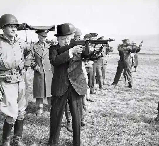 二战美军汤普森冲锋枪:弹容量50发,横行战场的输出机器_汤姆森冲锋枪